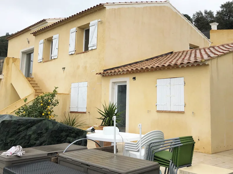 Façade d'une villa méditerranéenne avant travaux de rénovation extérieure