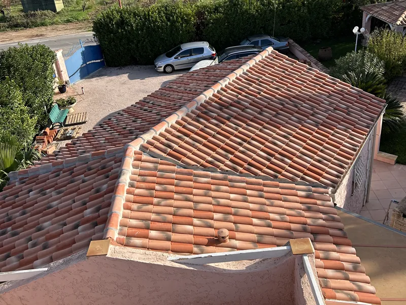 Toiture entièrement refaite avec des tuiles canal neuves vue du dessus